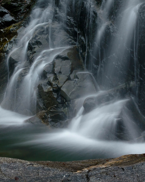 Wasserlauf und Steine, Wasserfall
